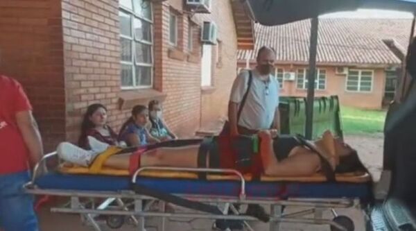 Quedó dormida en su motocicleta y chocó contra pastelería