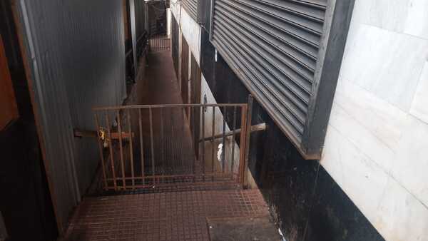 Portones en veredas no fueron retiradas aún por la Comuna - La Clave