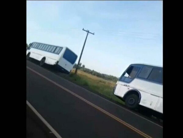 Abandonan buses que pertenecen al pastor evangélico prófugo · Radio Monumental 1080 AM