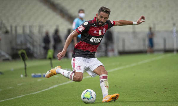 Flamengo multa al chileno Isla por irse de fiesta pese a alegar malestares físicos