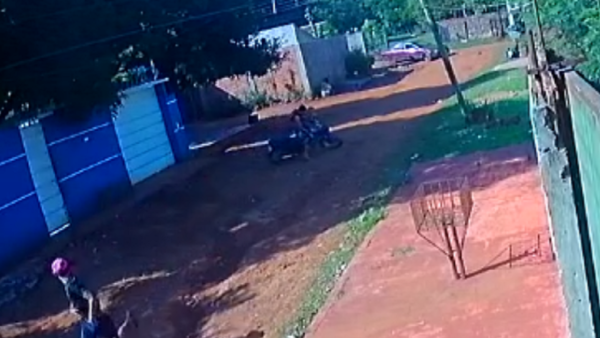En arriesgada acción, mujer detiene a presunto motochorro