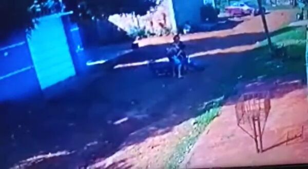VALIENTE MUJER ATRAPA A SUPUESTO MOTOCHORRO - Itapúa Noticias