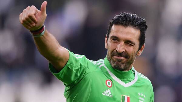 El inoxidable Buffon prolonga su contrato con Parma hasta 2024