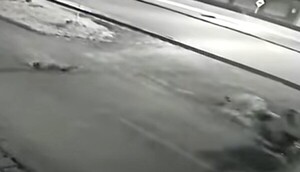 Video: Transeúnte muere tras ser arrollado violentamente por un motociclista