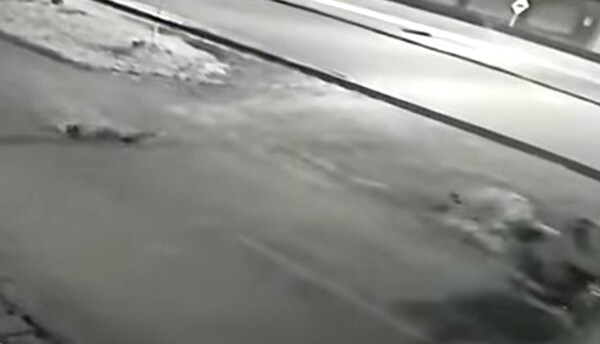 Video: Transeúnte muere tras ser arrollado violentamente por un motociclista