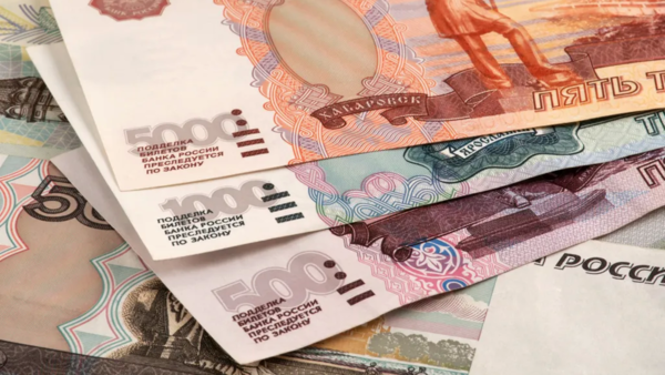 El rublo se desploma frente al dólar y alcanza mínimos históricos