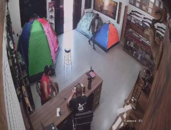 Dueño de armería quien mató a uno de los delincuentes durante robo no será imputado, dijo la Fiscalía