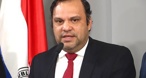 Ministro “miel de oro” niega acusaciones de Beto Ovelar - Noticiero Paraguay