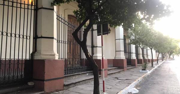 La Nación / Enrejan galería de la Catedral de Asunción ante alta recurrencia de inadaptados y vándalos