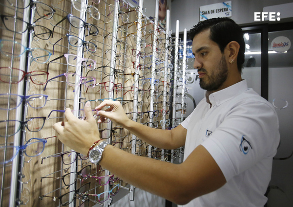 Un emprendedor colombiano resurge con una óptica tras regresar de Venezuela - MarketData