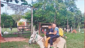 Ni moto ni bici, van a la escuela en un burro