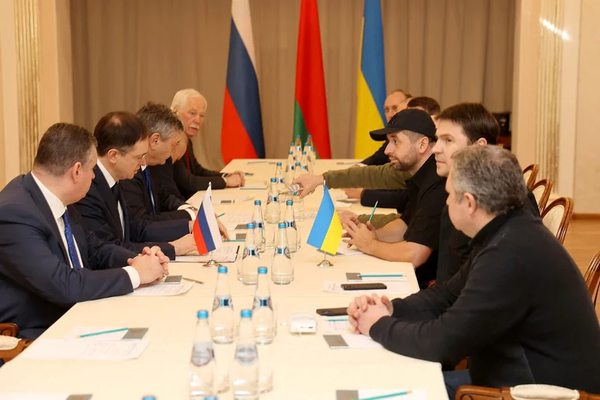 Ucrania y Rusia se reunieron en un palacio bielorruso: Kiev exigió el retiro total de las tropas invasoras