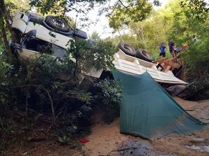 Puente de madera colapsa con un camión encima - Nacionales - ABC Color