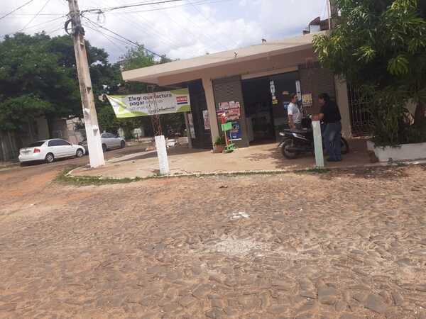 Solitario delincuente asalta local comercial - La Clave