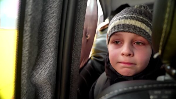"Dejamos a papá en Kiev”: El desgarrador relato de un niño que huye de la guerra en Ucrania