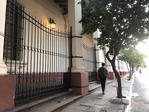 Vándalos no respetan ni a Dios. Enrejan la Catedral a causa de la inseguridad - ADN Digital