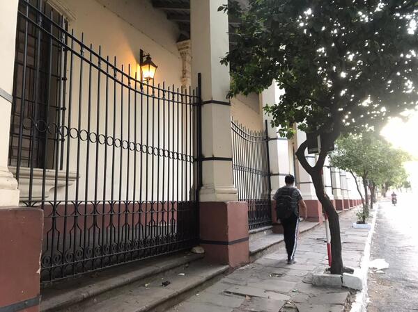 Vándalos no respetan ni a Dios. Enrejan la Catedral a causa de la inseguridad - ADN Digital