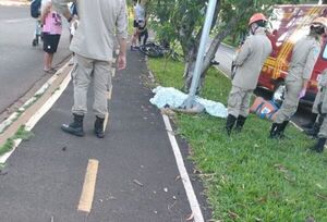 Motociclista muere tras perder el control de la dirección y chocar contra un poste en Ponta Porá