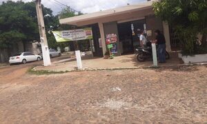 A punta de arma de fuego, delincuente asalta un local comercial