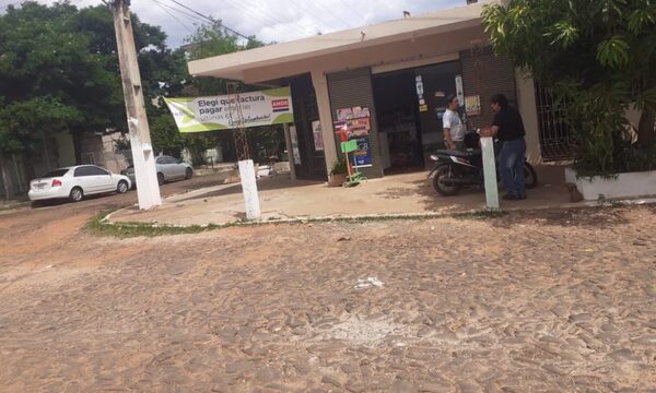 A punta de arma de fuego, delincuente asalta un local comercial