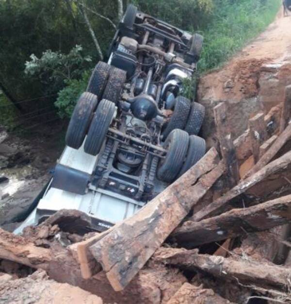 Crónica / Camionazo quedó con sus 10 redas para arriba al ceder un puente vaiku'e