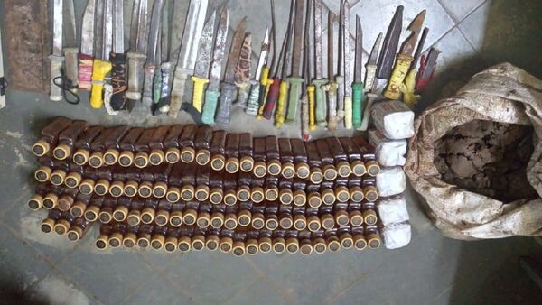 Incautan botellas de caña y armas blancas de penal de Misiones