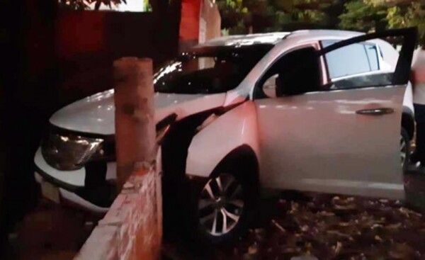Ebrio derribó el portón de la vivienda de un jefe policial