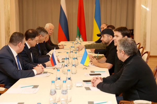 Kiev exigió el retiro total de las tropas invasoras en reunión sostenida en palacio bielorruso