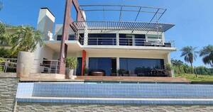 La Nación / Lujosa residencia allanada ya no pertenece a diputado, aclara abogado