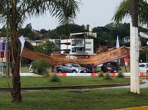 Tormenta en Encarnación: Voló todo, se cayeron árboles y se destecharon casas