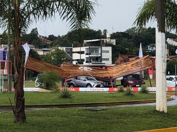 Tormenta en Encarnación: Voló todo, se cayeron árboles y se destecharon casas
