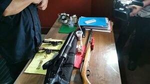 Arrestan a un albañil por violencia intrafamiliar y se incautan de varias armas - Nacionales - ABC Color