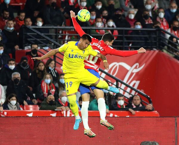 Arzamendia y Cádiz siguen en zona roja en España - Fútbol - ABC Color