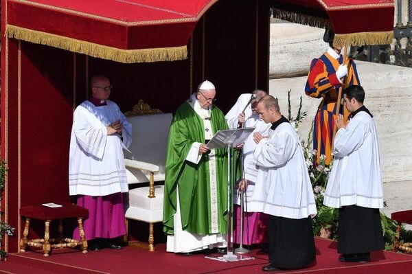 El papa Francisco sufrió una caída, pero está bien
