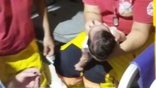 Bombera salvó la vida a una beba de 16 días