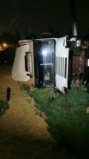 Camión sojero vuelca tras evitar posible choque con vehículo - Nacionales - ABC Color
