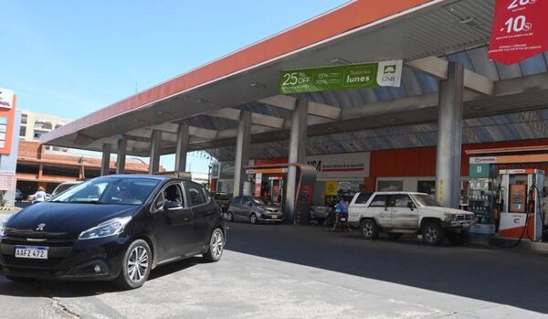 Privados suben desde hoy precio de combustibles, pero Petropar todavía