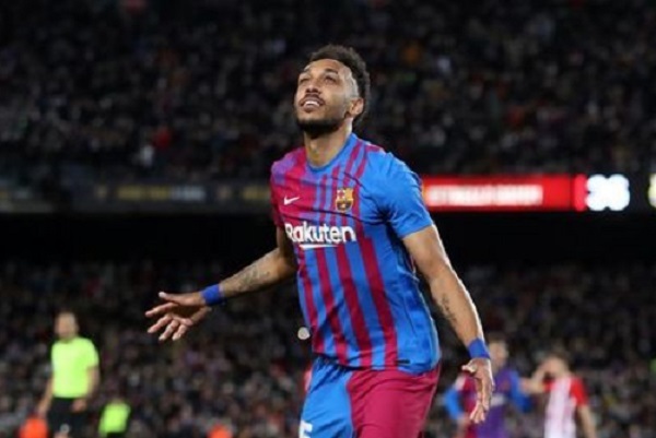 Aubameyang impacta con un auto metalizado