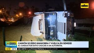 Camión sojero maniobra y vuelca en Semidei - ABC Noticias - ABC Color