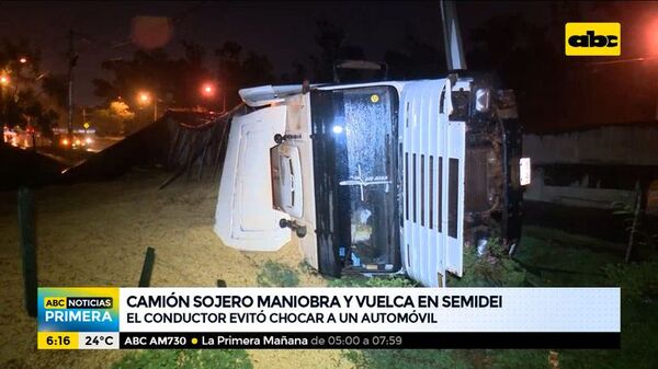 Camión sojero maniobra y vuelca en Semidei - ABC Noticias - ABC Color