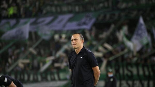 Nacional se queda sin técnico a dos días de medirse a Olimpia