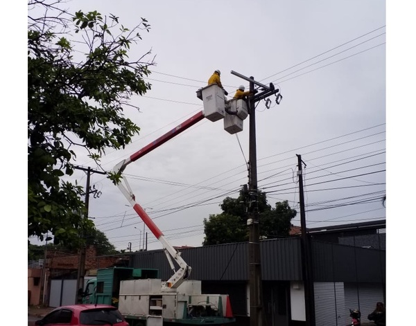 ANDE registró casi 20 líneas de media tensión afectadas por tormenta del lunes