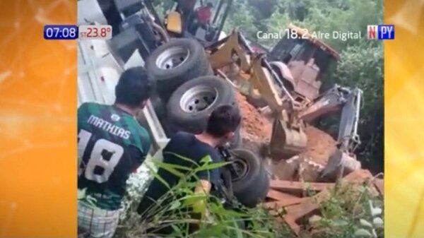 Caaguazú: Camión cayó de un puente de madera | Noticias Paraguay