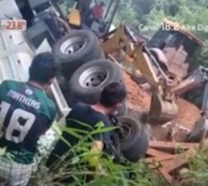 Accidente con suerte: Camión cayó de un puente de madera  - Paraguay.com