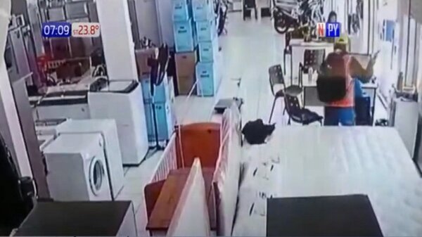 Pdte Franco: Ladrón robó una veintena de celulares de una tienda | Noticias Paraguay