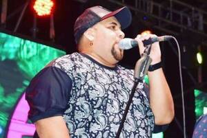 Crónica / [VÍDEO] ¡Llegó en tractor a dar su show!
