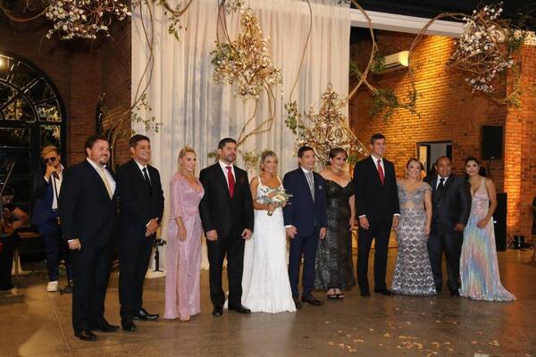 Crónica / Dire del Mercado 4 juró amor eterno teniendo de testigos a "Santi" y "Nenecho"