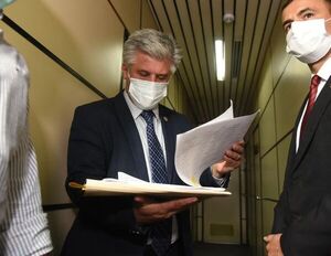 Giuzzio recusa a fiscales por permitir presencia de abogado de Cartes