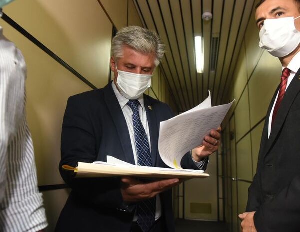 Giuzzio recusa a fiscales por permitir presencia de abogado de Cartes
