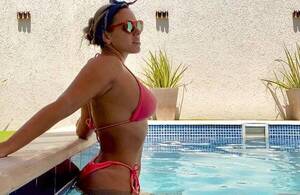 Crónica / [VÍDEO] ¡Locutora mostró su secreto para hacer fotos sexys!